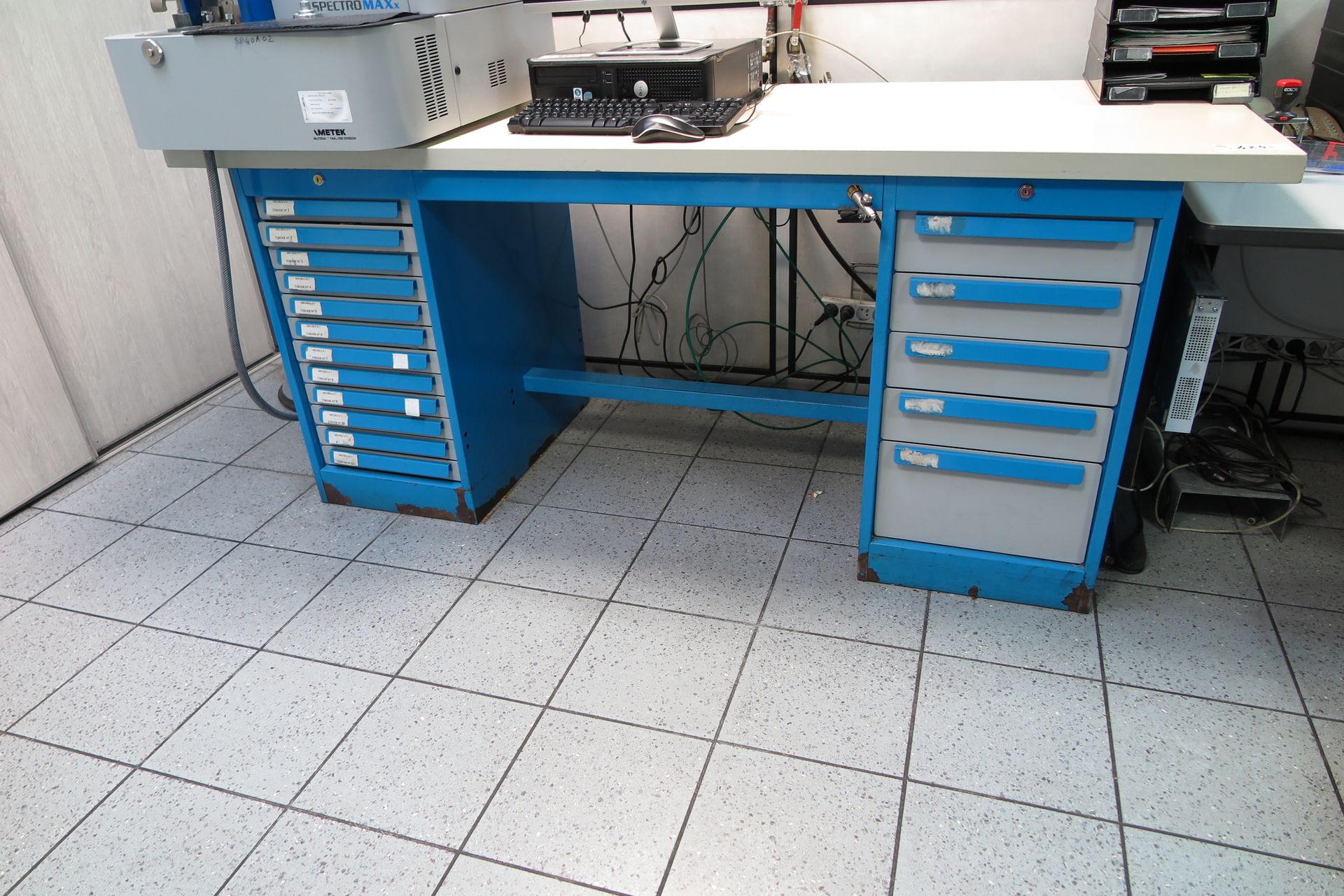 Null 2 metrology workbenches with 17 and 12 drawers