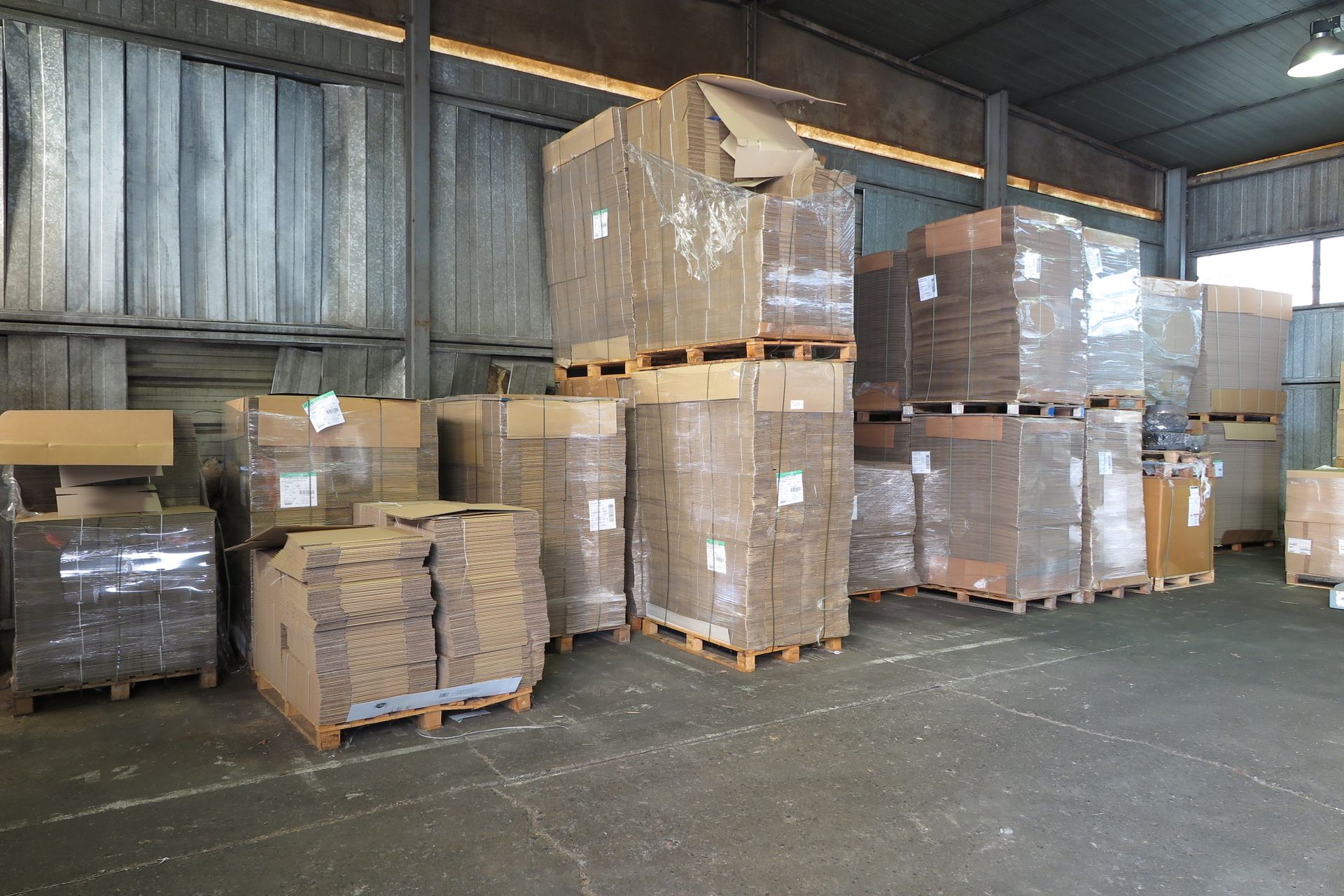 Null 23 pallets of various cardboard