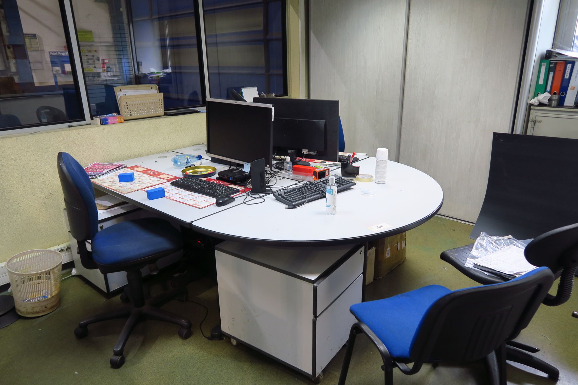 Null Dans le bureau atelier mécanique lot de bureau comprenant: 2 bureau, 1 tabl&hellip;