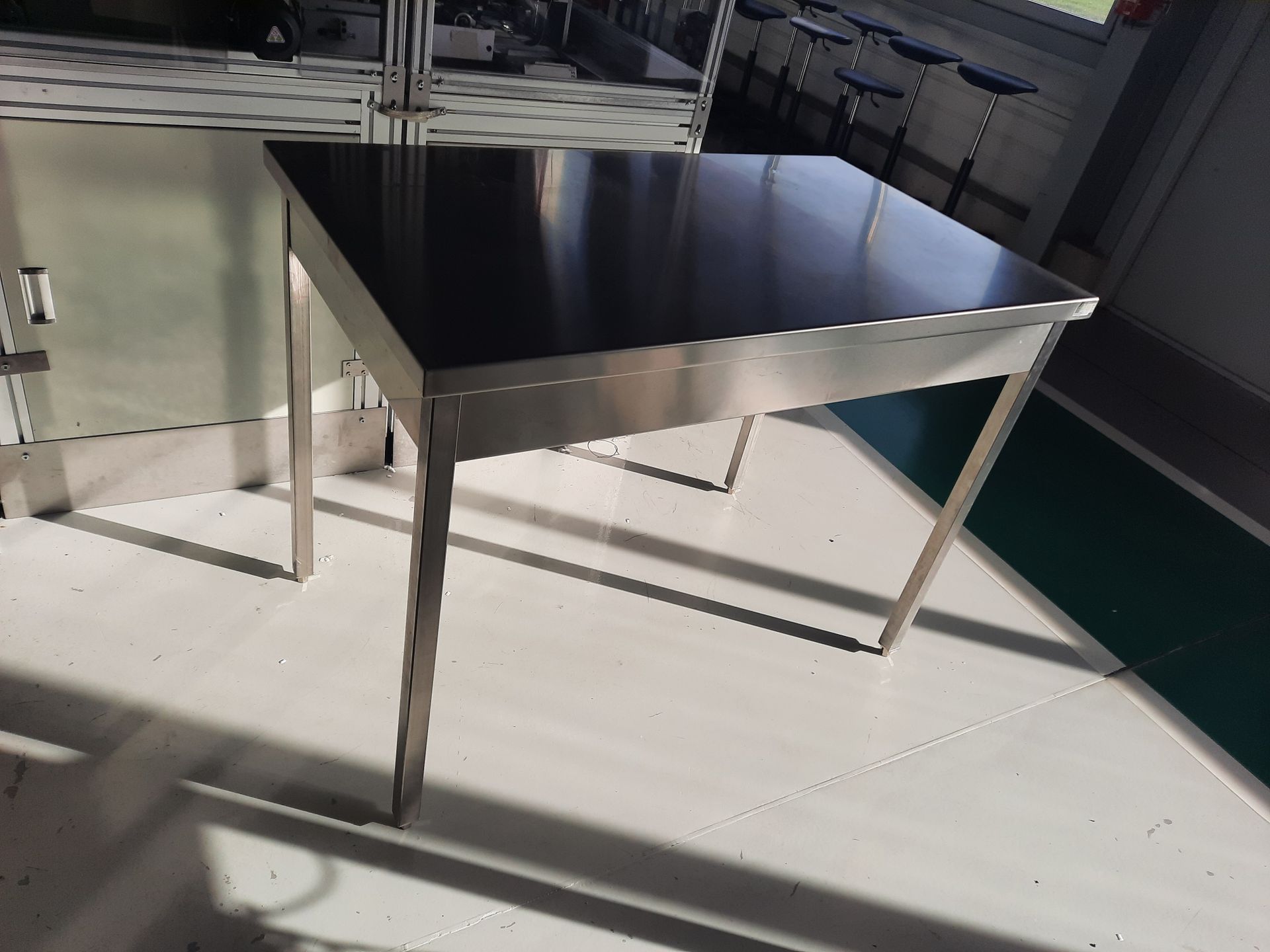 Null 1 lot de 2 tables en inox de marque BOURGEAT, dimension 1 200 x 700 mm
