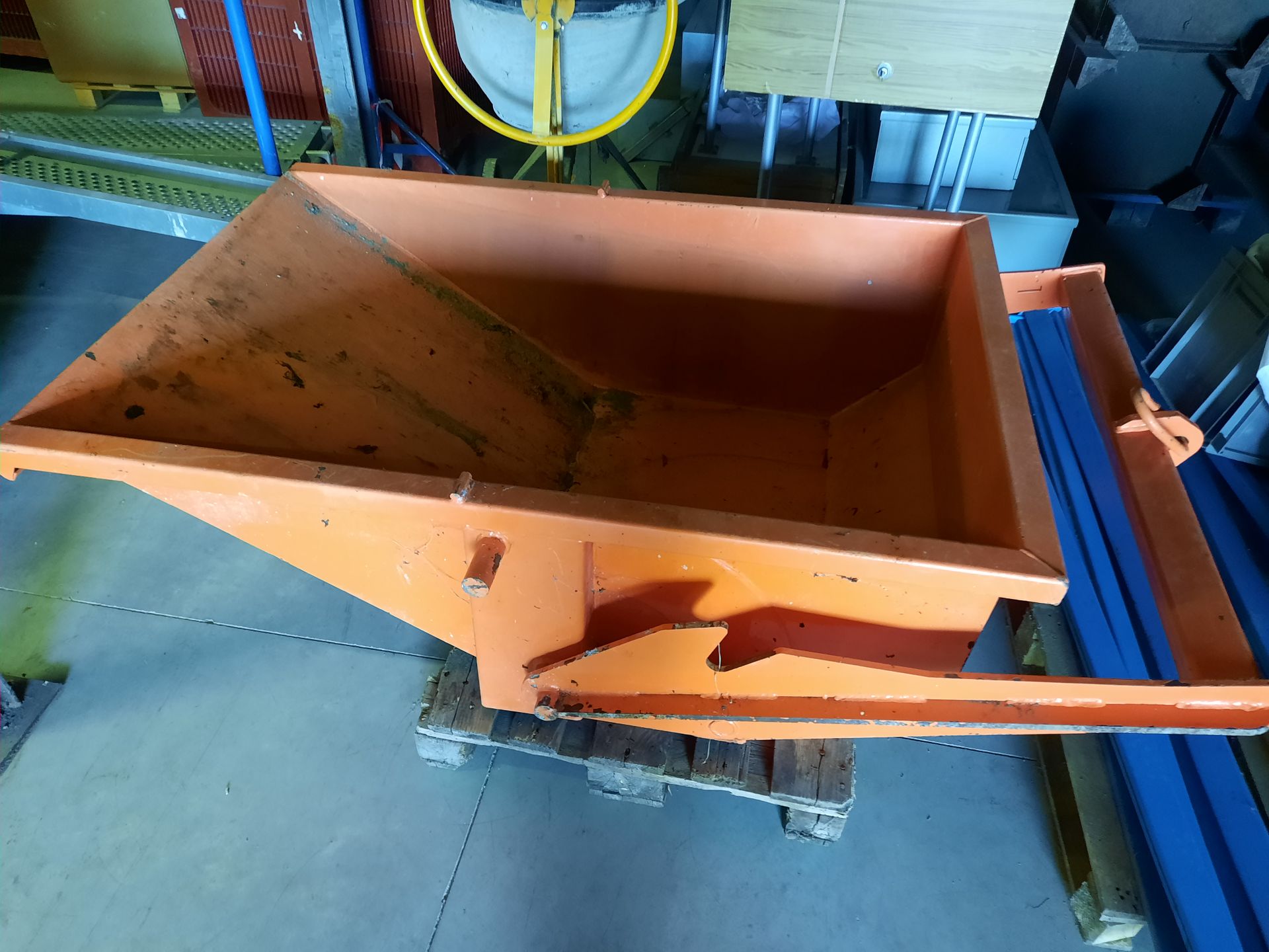Null 1 craneable bucket, 300-litre capacity