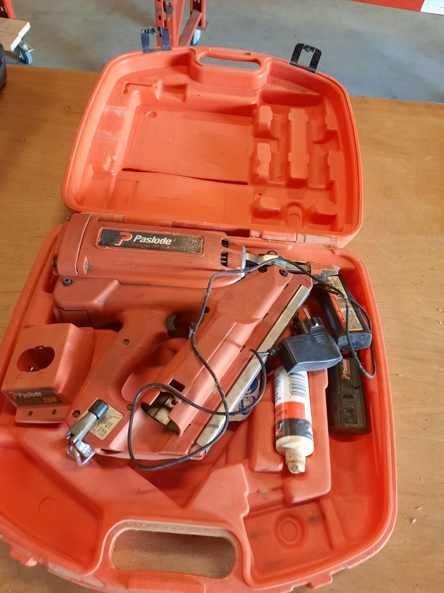 Null 1 PASLODE IMPULSE IM350/90CT cordless nailer with two batteries, charger an&hellip;
