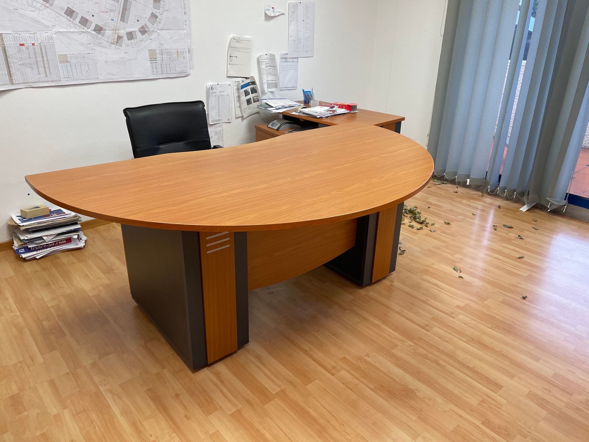 Null 
B3 - 1 whole office located on the 1st floor to the left including :1 desk&hellip;