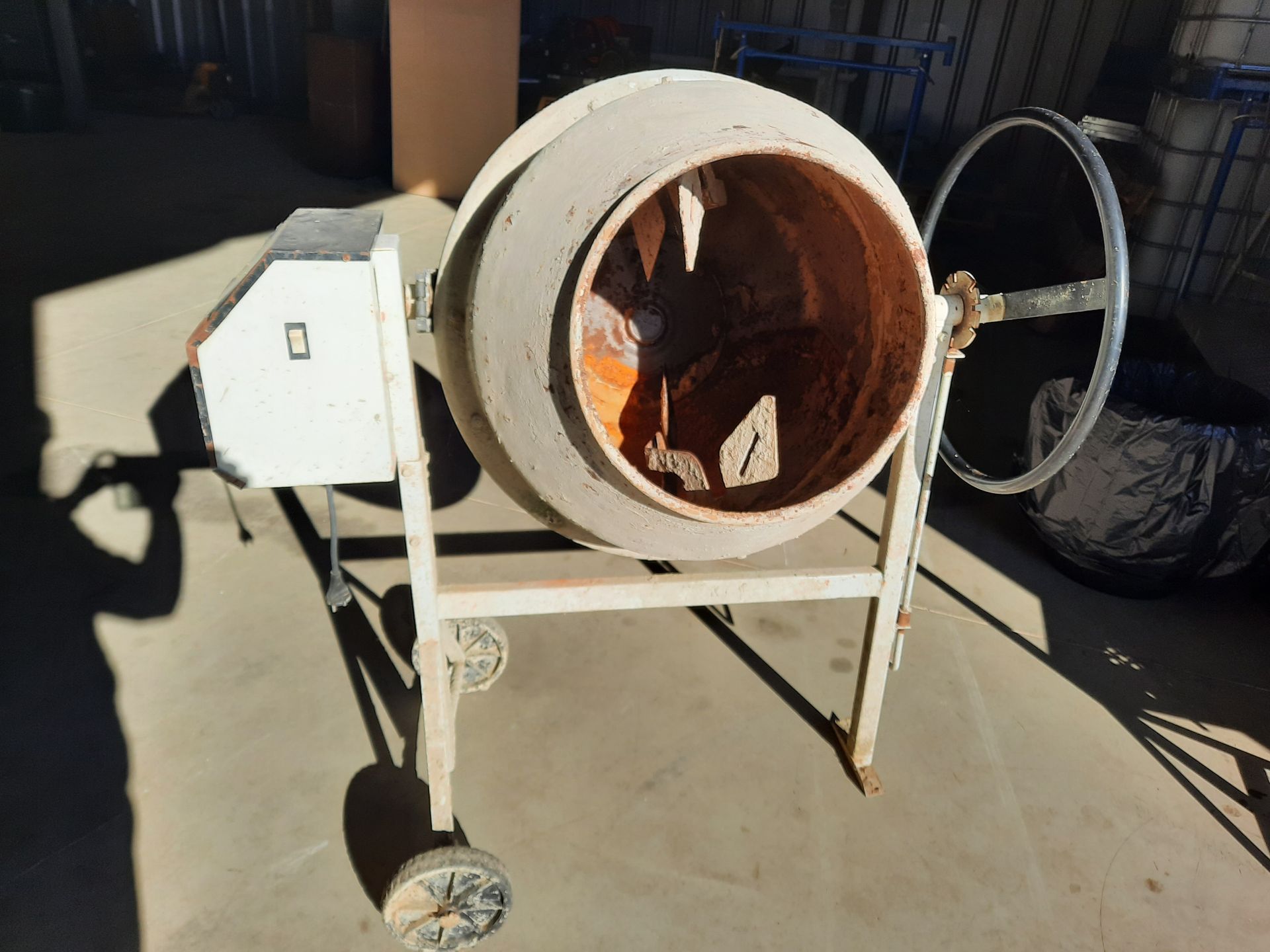 Null 1 ALTRAD type B165 electric concrete mixer, capacity 140 liters