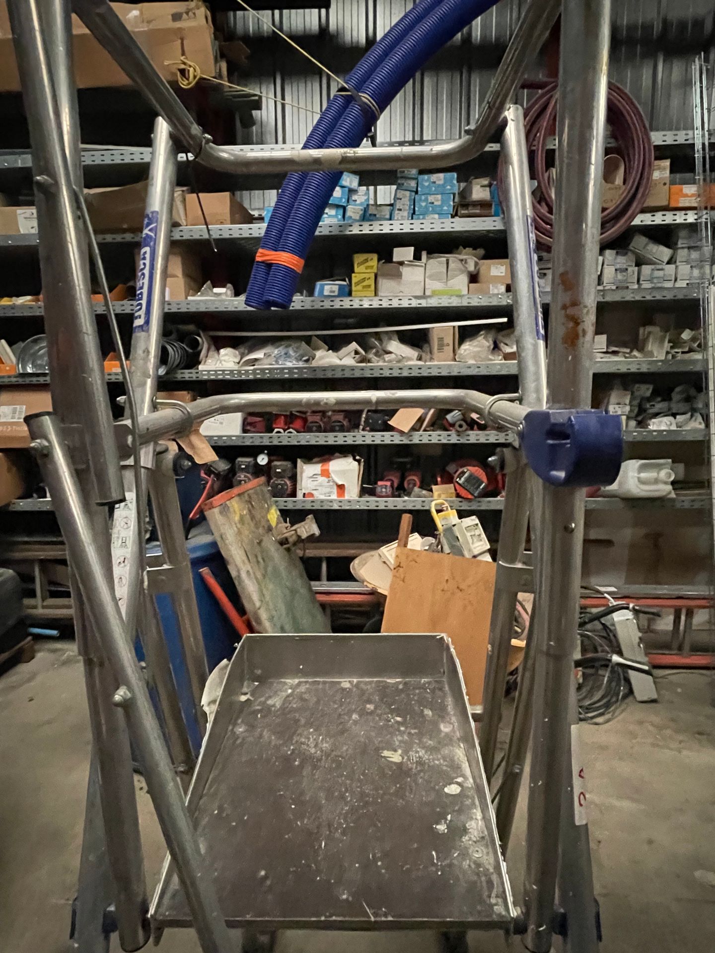 Null 1 stepladder with stabilizers and 7-step platform
