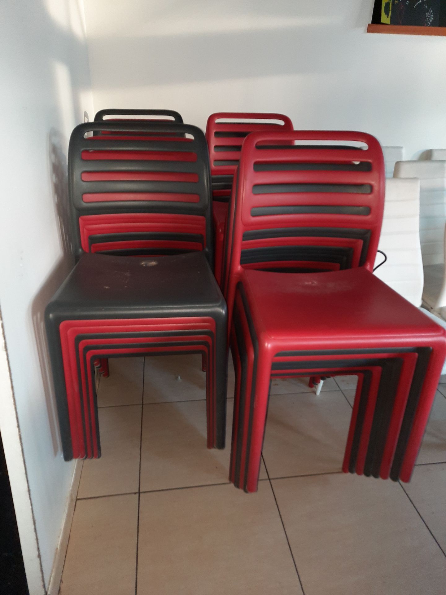 Null 31 chaises de terrasse en plastique bicolore noir rouge