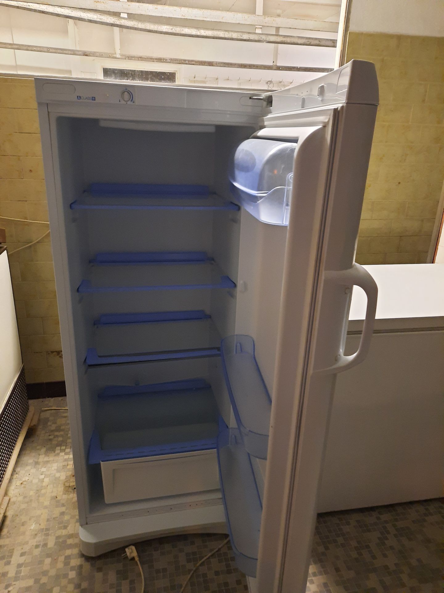 Null 1 réfrigérateur de marque INDESIT sans plaque d'identification apparente