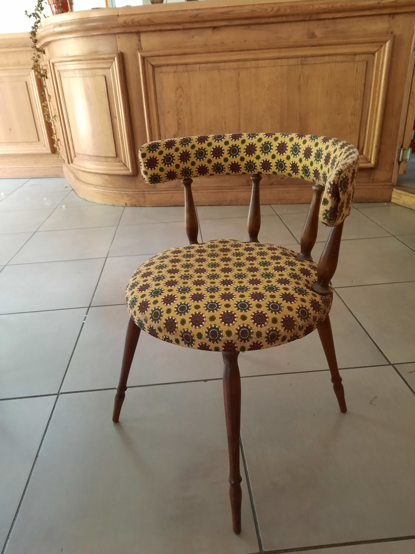 Null 8 chaises en bois style saloon en tissu provençal