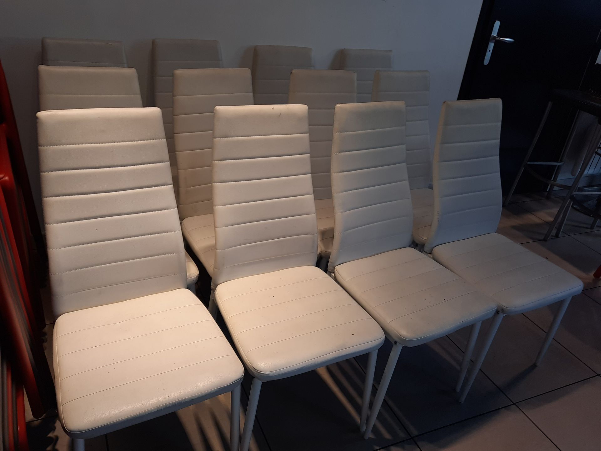 12 chaises piétement inox assise et dossier skaï de couleur blanche