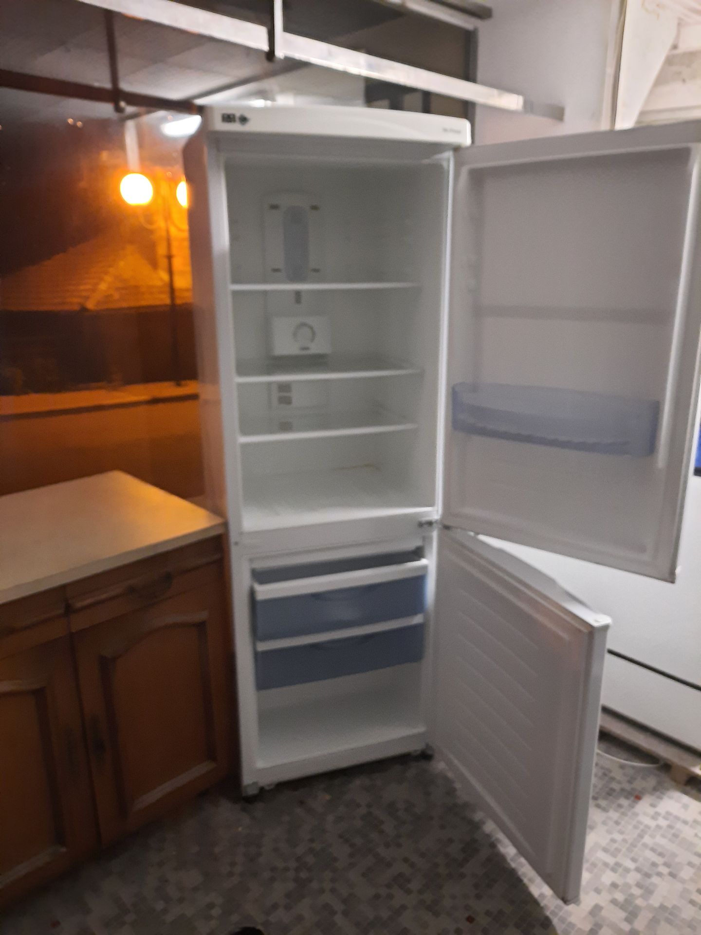 Null 1 réfrigérateur combiné de marque FAR sans plaque d'identification apparent&hellip;
