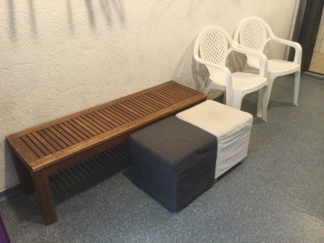 Null Un banc bois, deux poufs et deux chaises