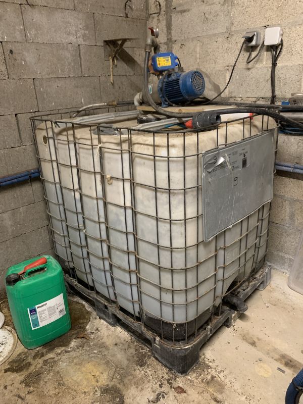 Null Une cuve 1000 litres avec sa pompe press control (lavage salle de traite)