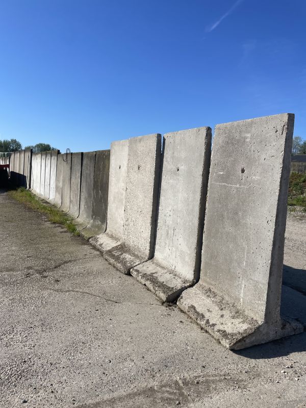 Null Batch of 42 T concrete storage between 1m80 and 2m20