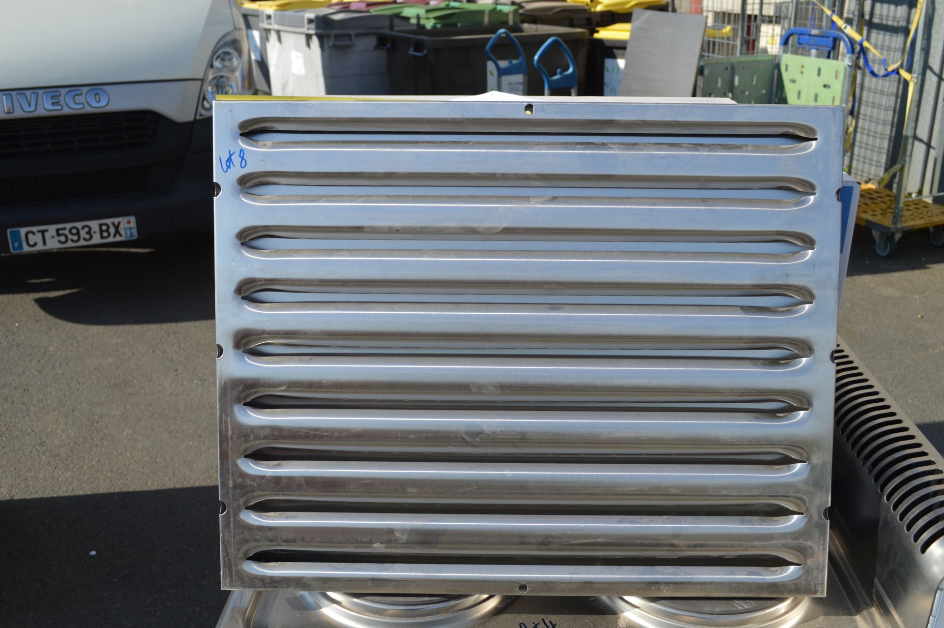 Null Stainless steel hood grill. New. Dimensions : 50 x 40 x 2 cm thickness