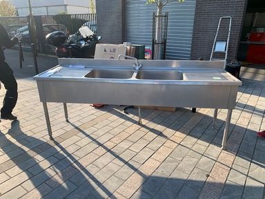 Null Stainless steel sink unit with 2 basins and 2 drainers. Taps.