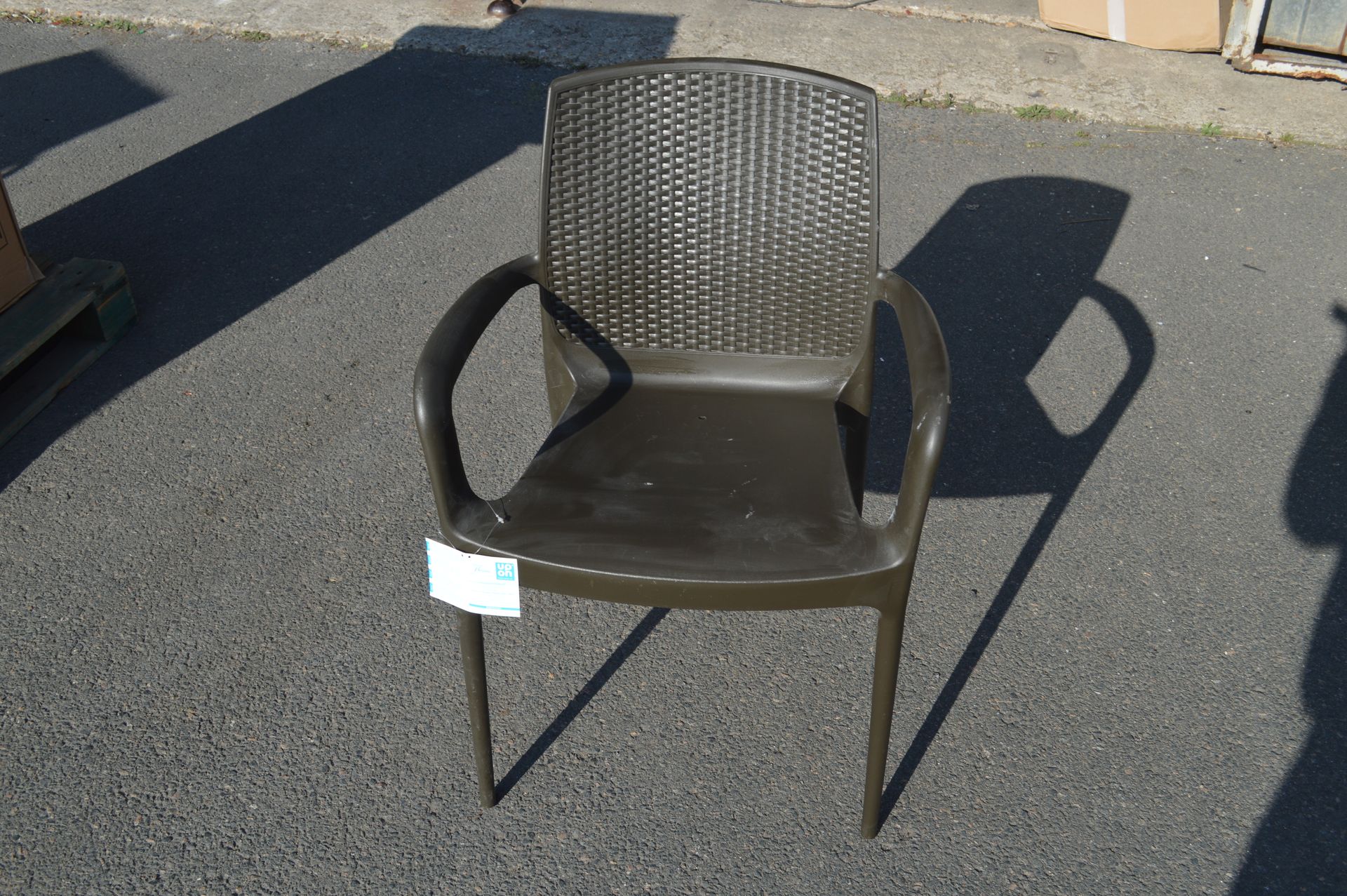 Null Une chaise PVC marron. Modèle POLTRONA OM MOKA. Dimensions : 59 x 55 x 84. &hellip;