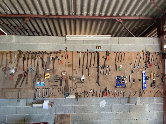 Lot outils divers + panneau mural pour rangement outils