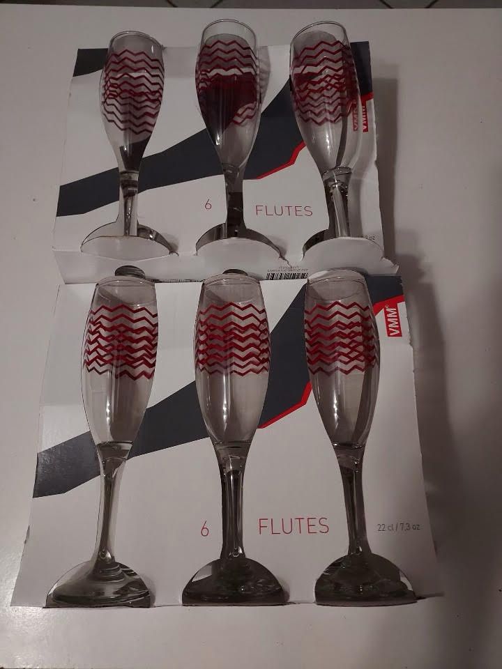 Null Set of 12 champagne flutes refsandetagere
