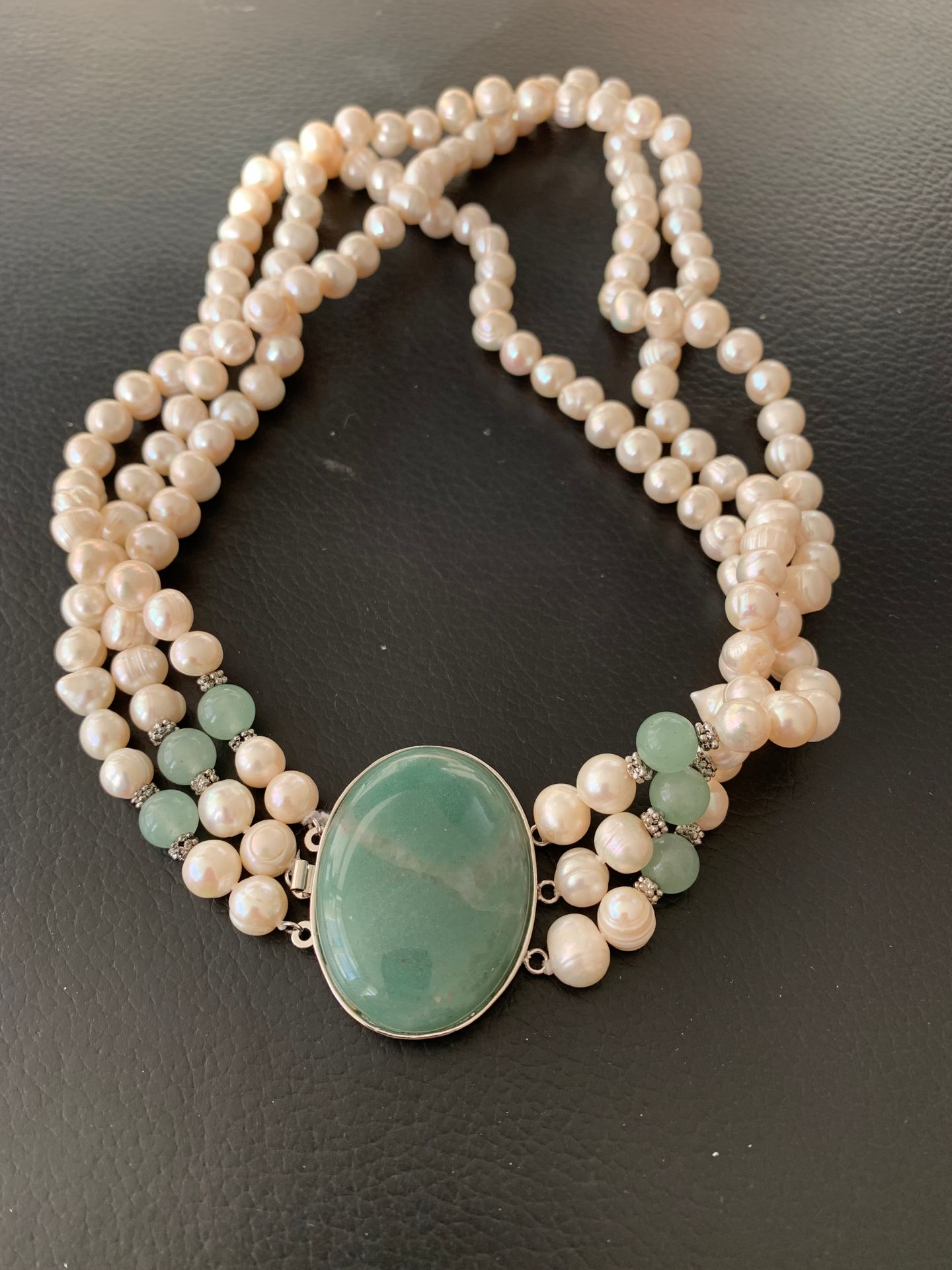 Null Necklace 3 rows of pearls with Agate cabochon clasp