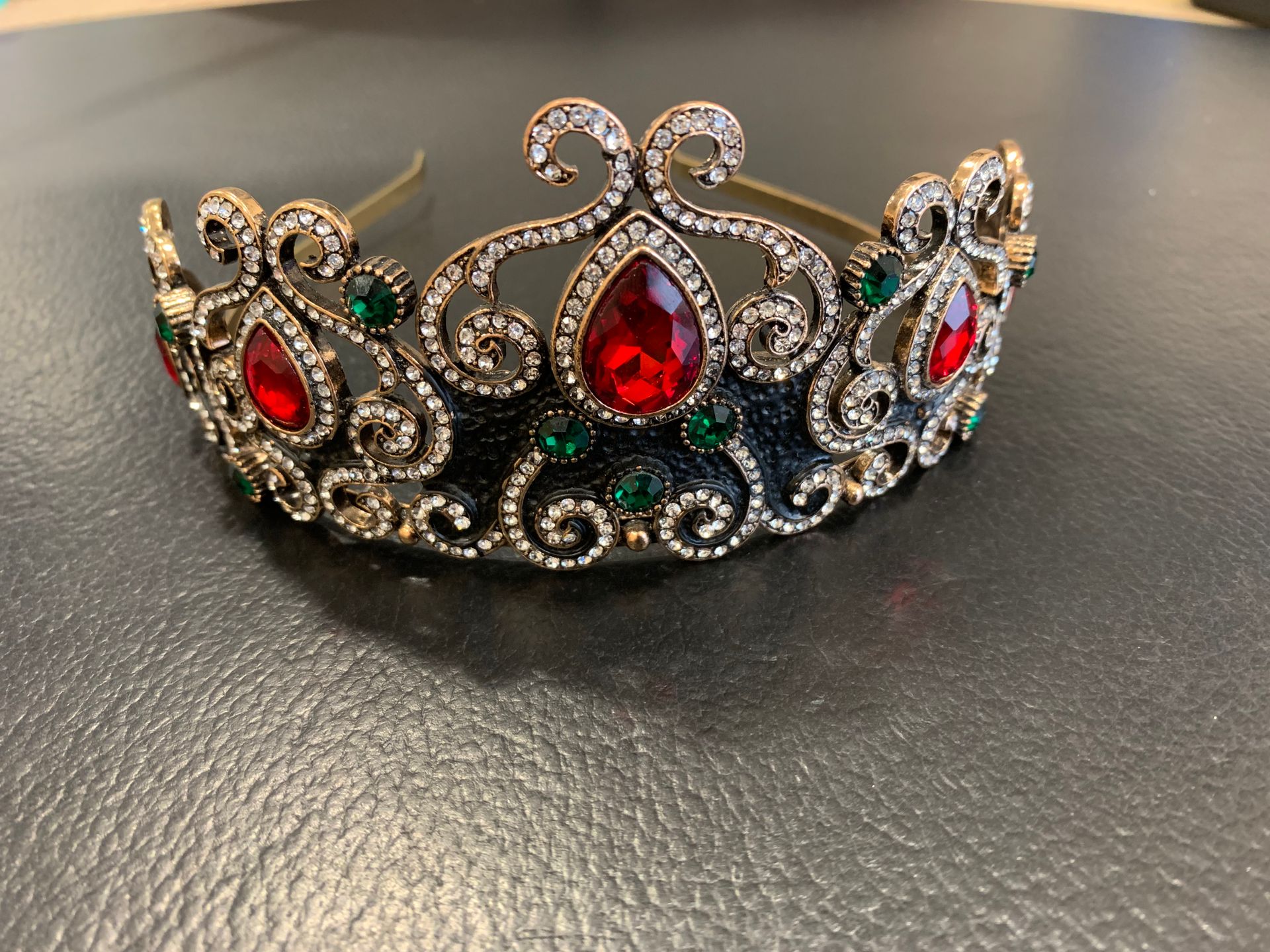 Null Magnificent crown with fake rhinestones