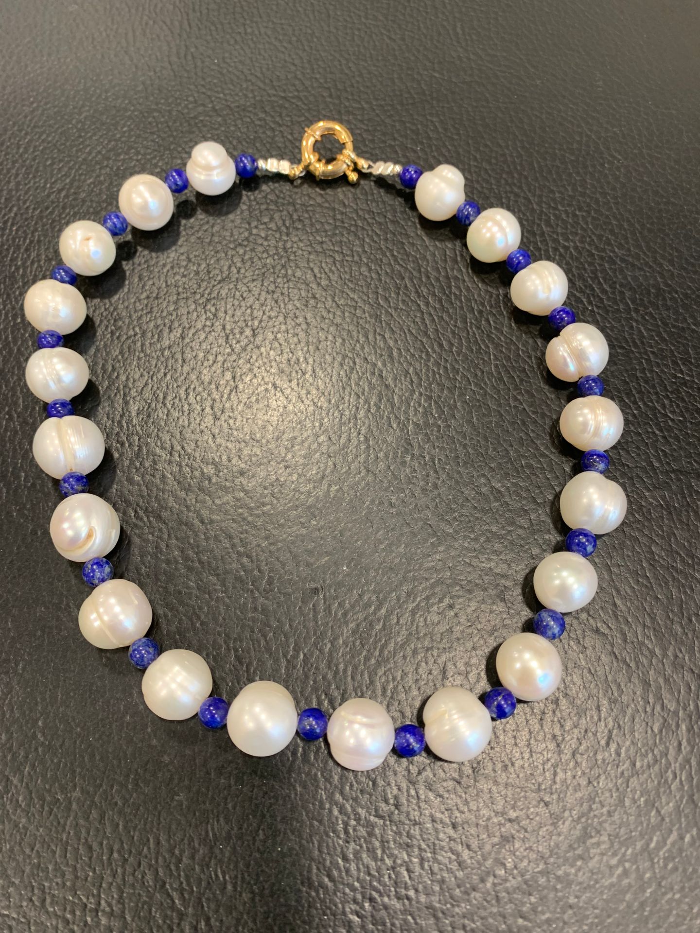 Null Choker of cultured pearls diameter 13/14,5 mm in Lapis Lazuli interballs