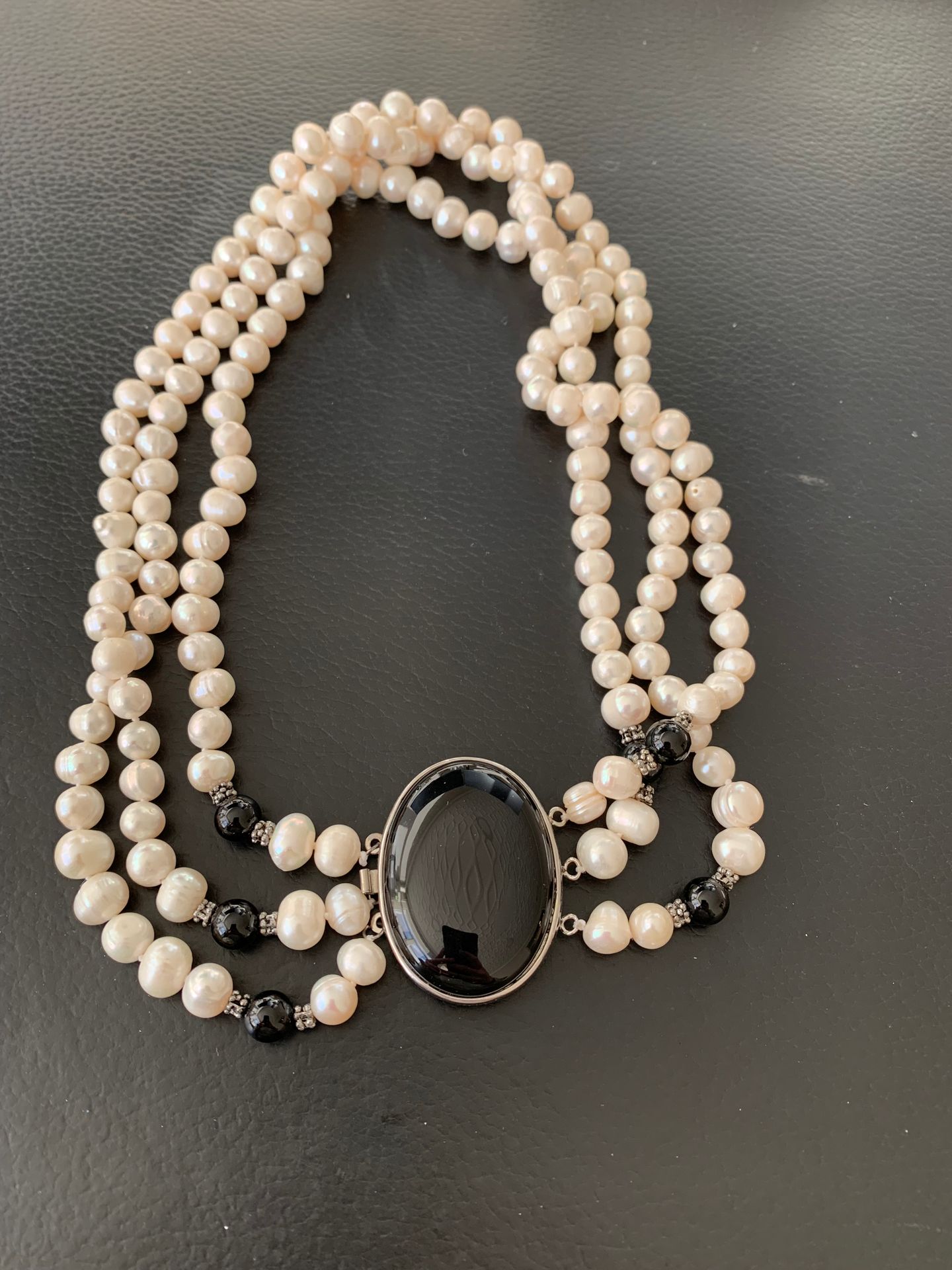 Null Necklace 3 rows of pearls with Onyx cabochon clasp