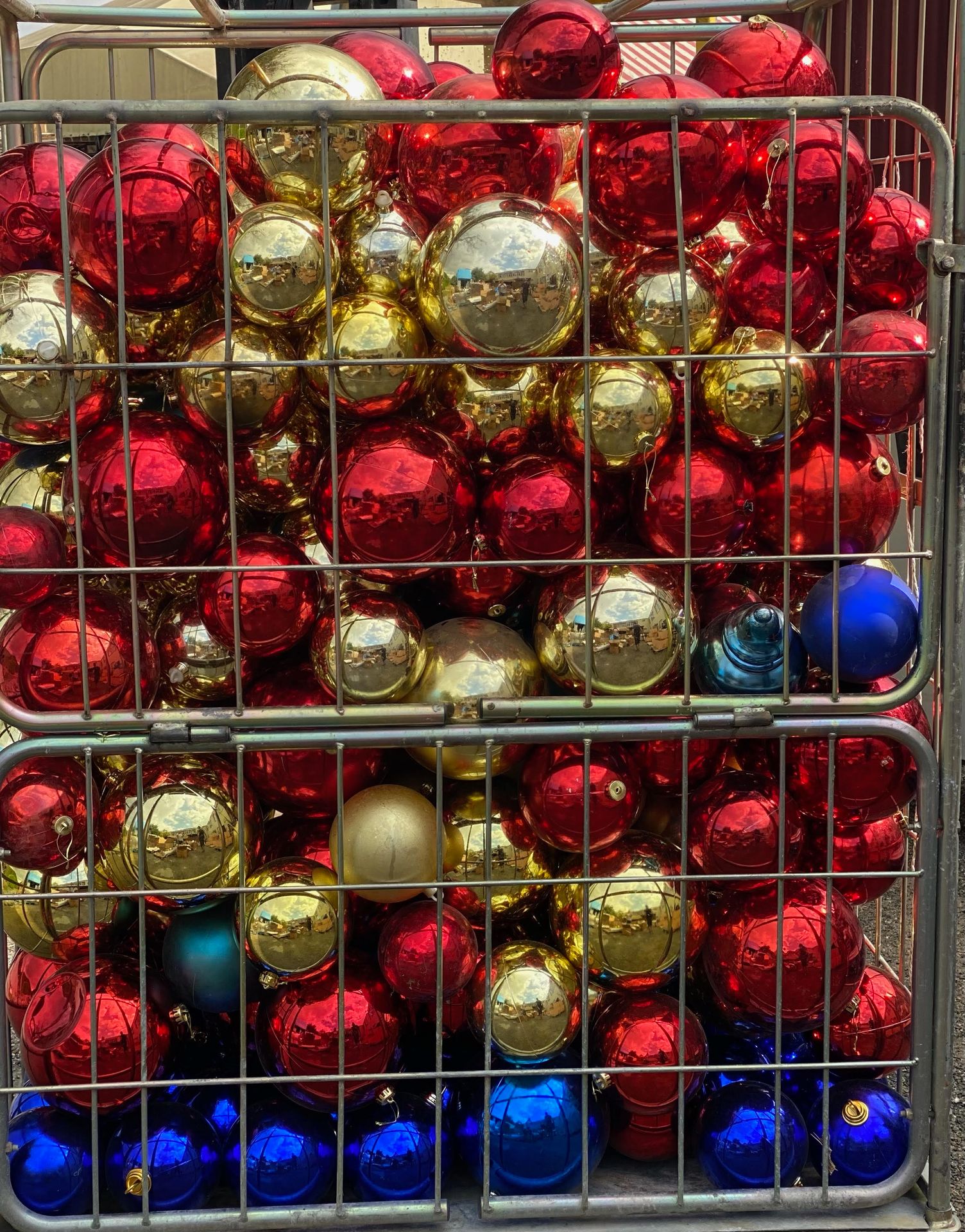 Null Pack of 300 huge Christmas ornaments