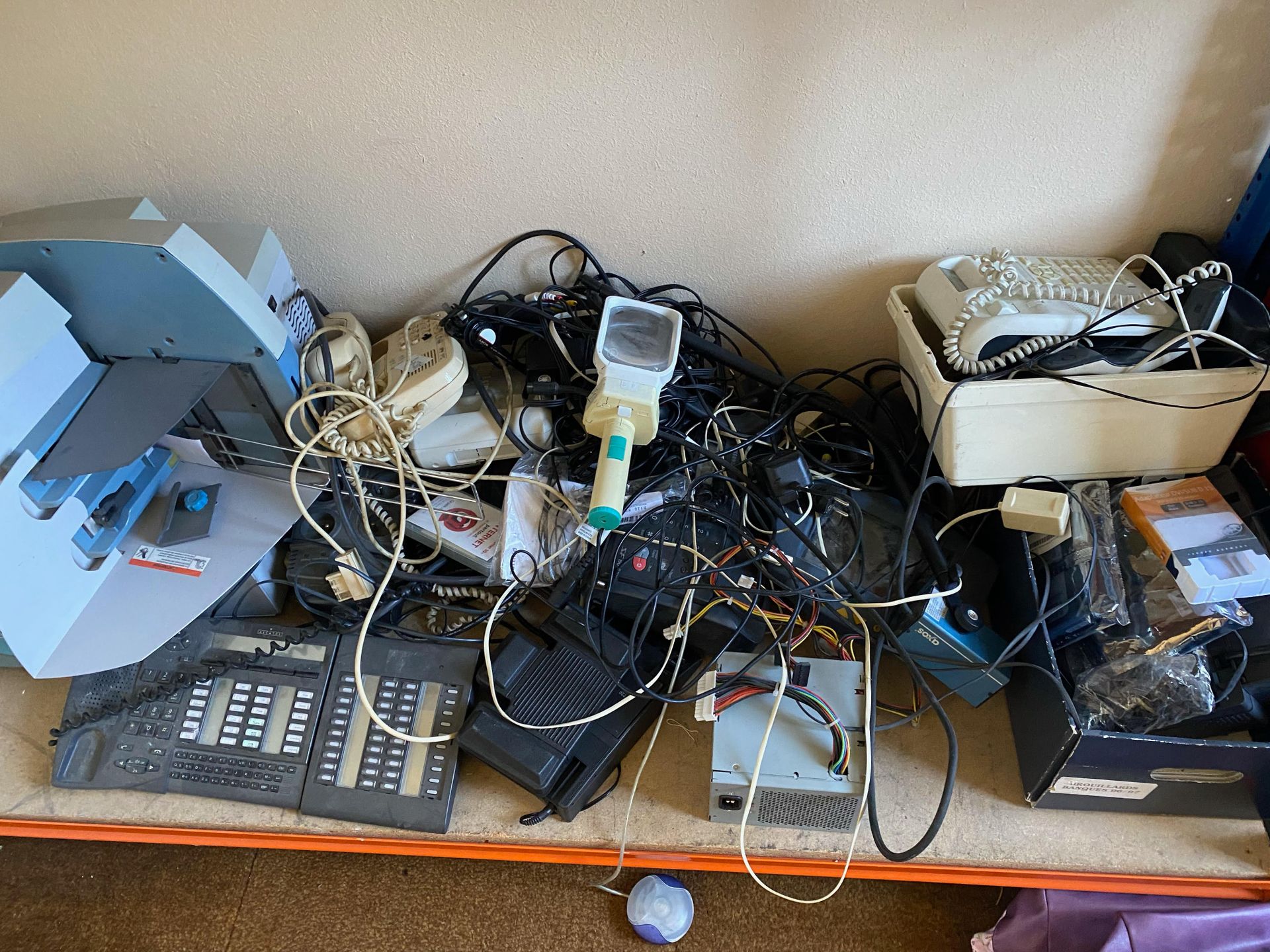 Null Lot de divers câbles électronique téléphone vendus en l'état