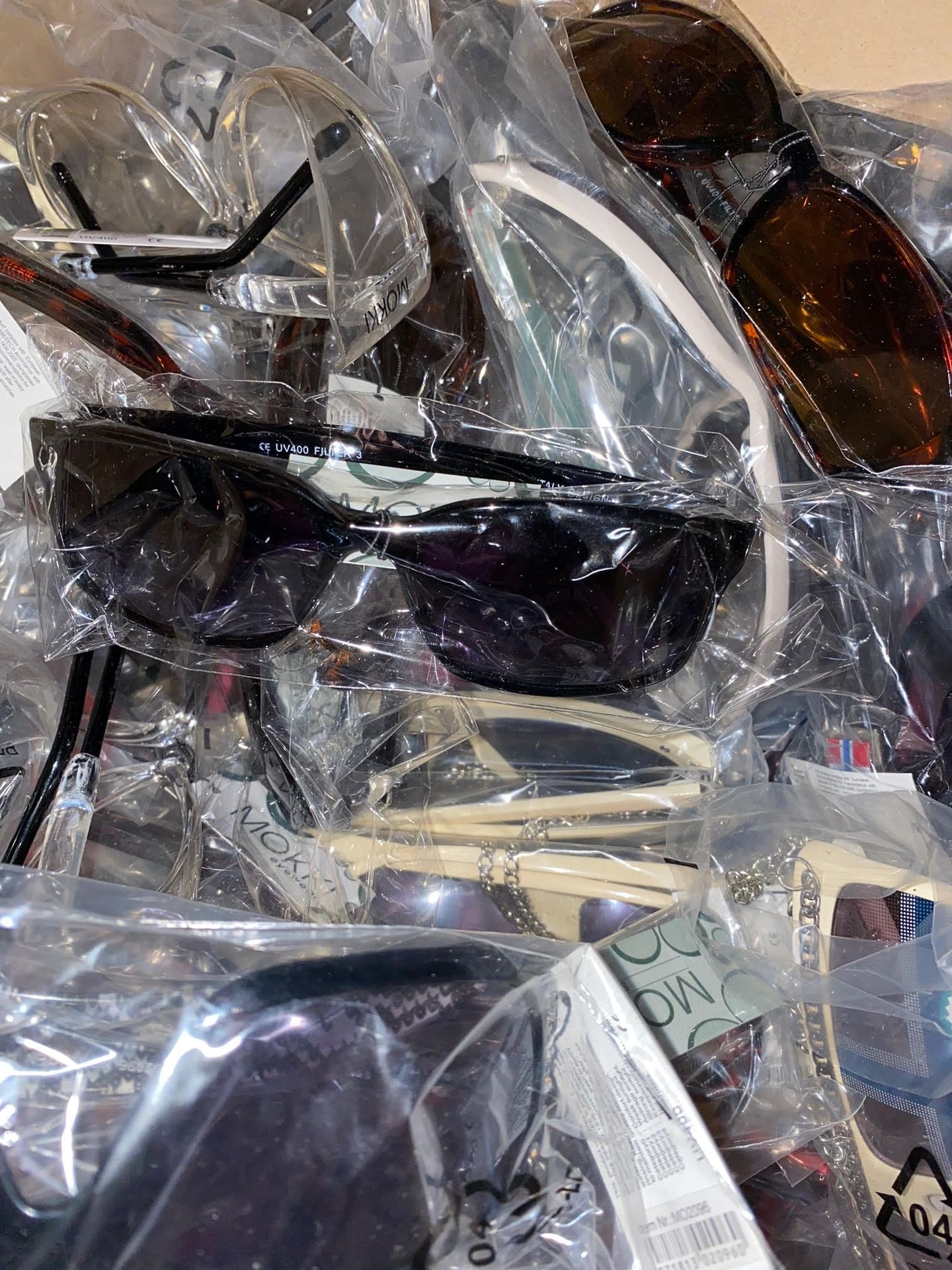 Null Lot of 100 pairs of sunglasses