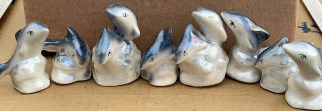 Lot de 54 figurines dauphin en porcelaine hauteur 5 cm