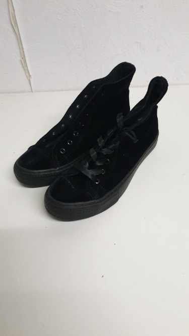 Null 1 pair of shoes size 40