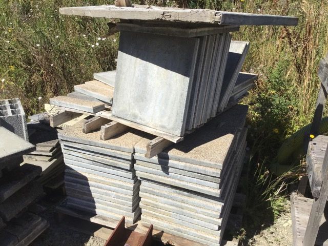 Null Lot 12: Set of used gravel and concrete slabs