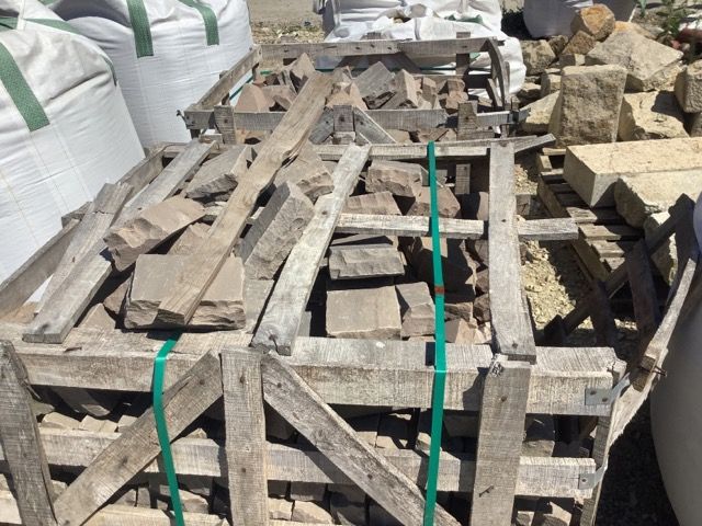 Null Lot 7: 2 m3 of paving stones in crates