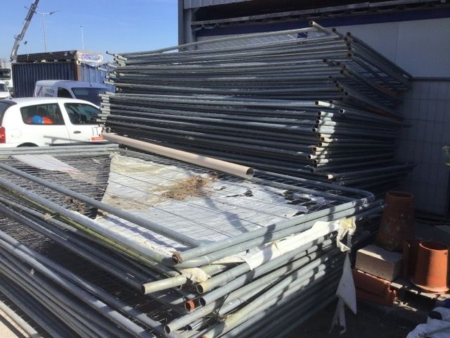 Null Lot 30: set of 87 construction barriers in 3 meters length and studs.