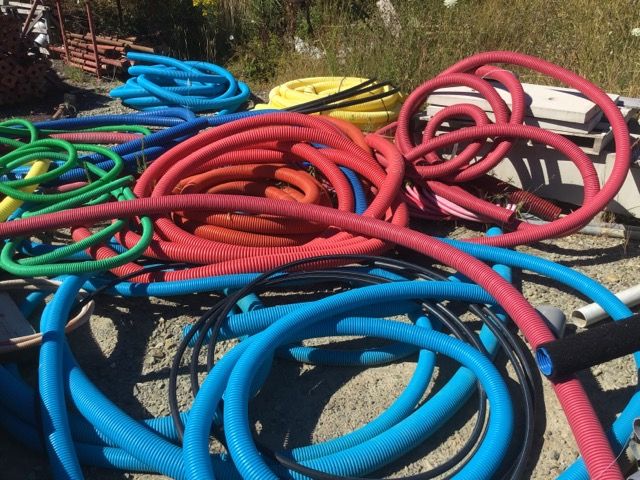 Null Lot 15 : Lot de fourreaux de couleurs, filets, et tubes PVC