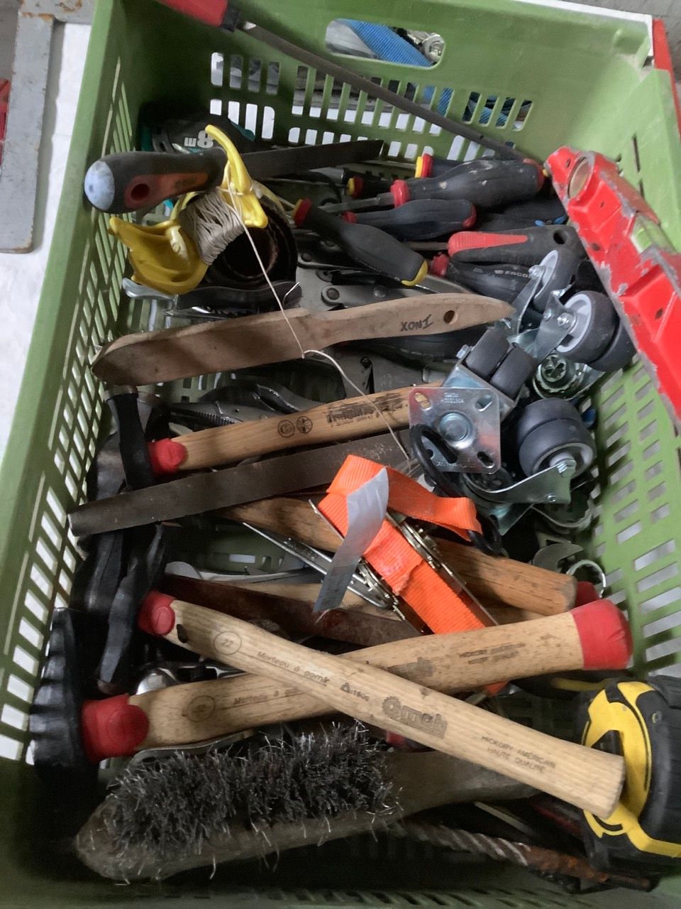 Null Lot d’outils à main divers, marteaux , pinces, tournevis, mètre ruban, nive&hellip;