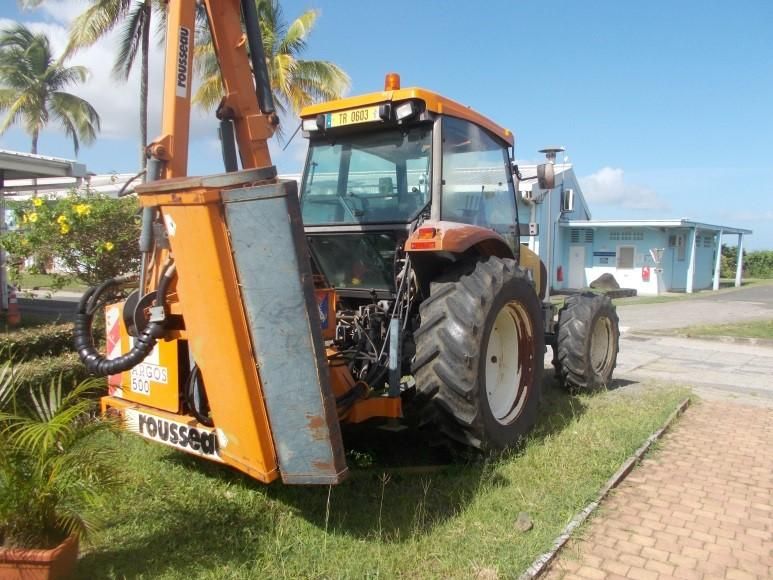 Null 2104MARTBR03990
TRACTEUR EN BON ETAT DANS L ENSEMBLE. TRACTEUR AVEC EPAREUS&hellip;