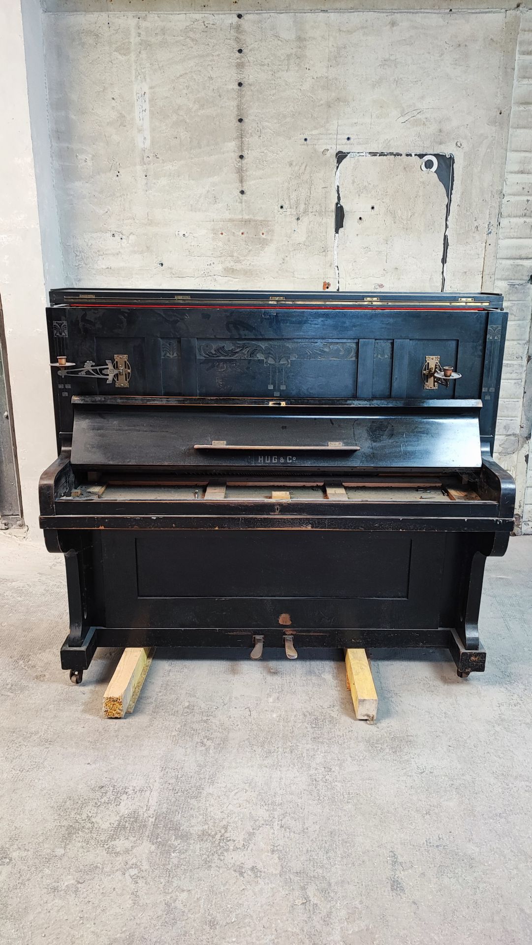Null Black antique piano HUG & CO without keyboard, metal frame