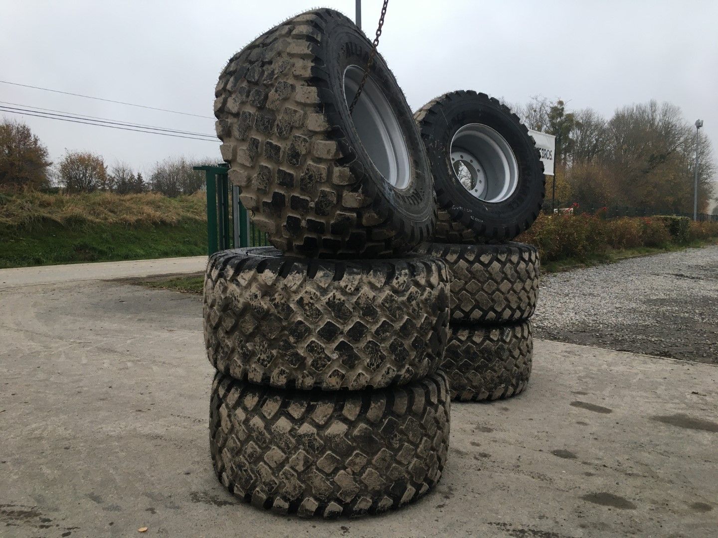 Null 
6 ROUES
Marque : ALLIANCE

Dimension : 600/55R26.5

Réf : 1242 ABCDEF

Usu&hellip;