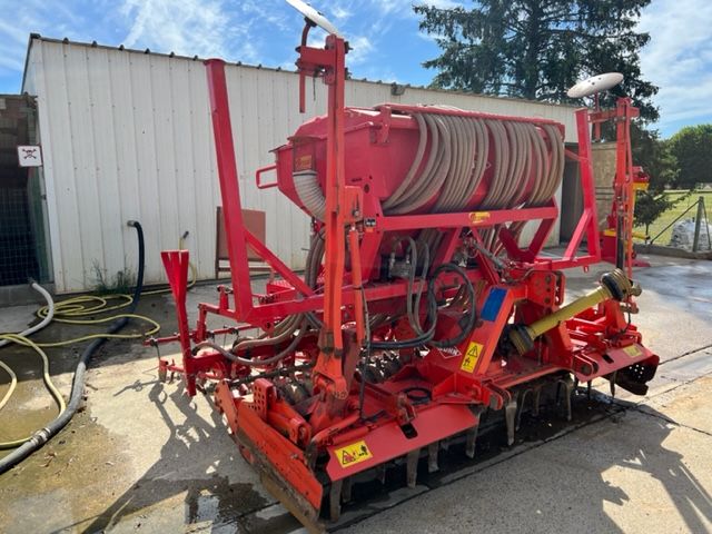 Null 
Seed drill KUHN HR303 D (2003) - 
Visible in auction house 80300 ALBERT