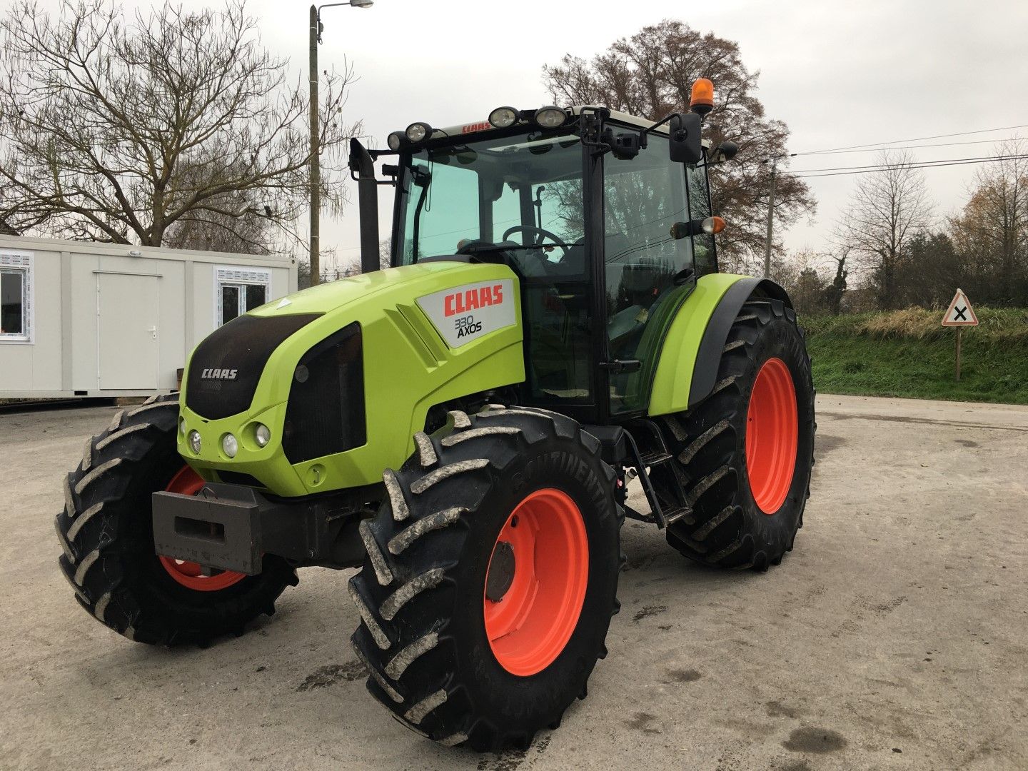 Null 
Used agricultural tractor
Brand : Claas

Type : 330 AXOS

Series : A22240A&hellip;