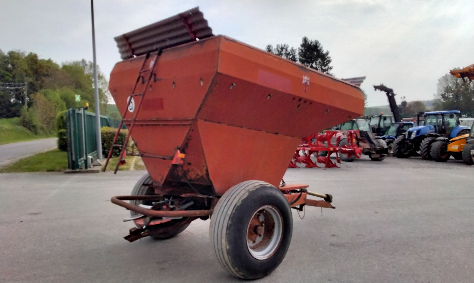 Null 
Second hand hopper
Brand : LELY

Series : 1022

Year : 1990

Visible on si&hellip;