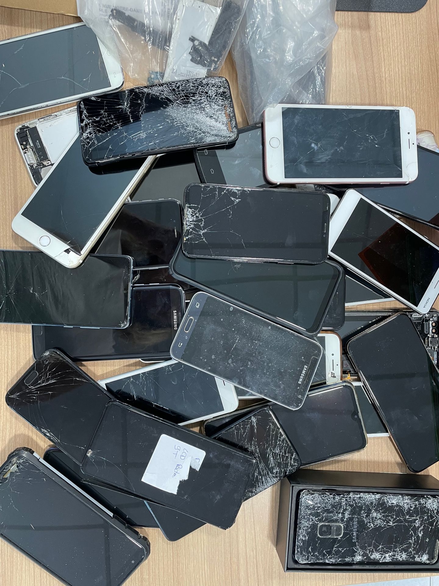 Lot de matériel informatique divers comprenant des téléphones portables, des tab&hellip;