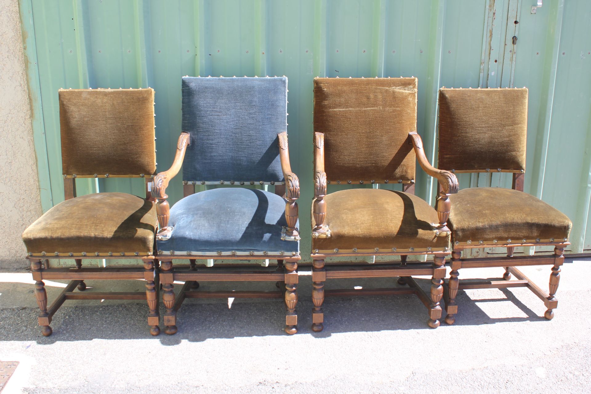 Lot composé de deux fauteuils et deux chaises en bois naturel. Les accotoirs des&hellip;