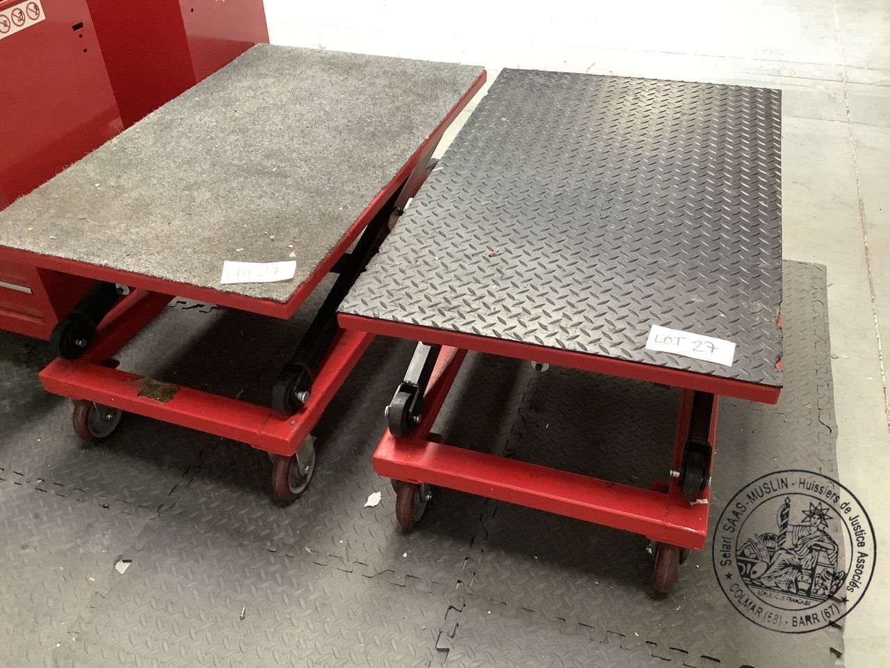 Null 27. Un lot de 2 petites tables élévatrices