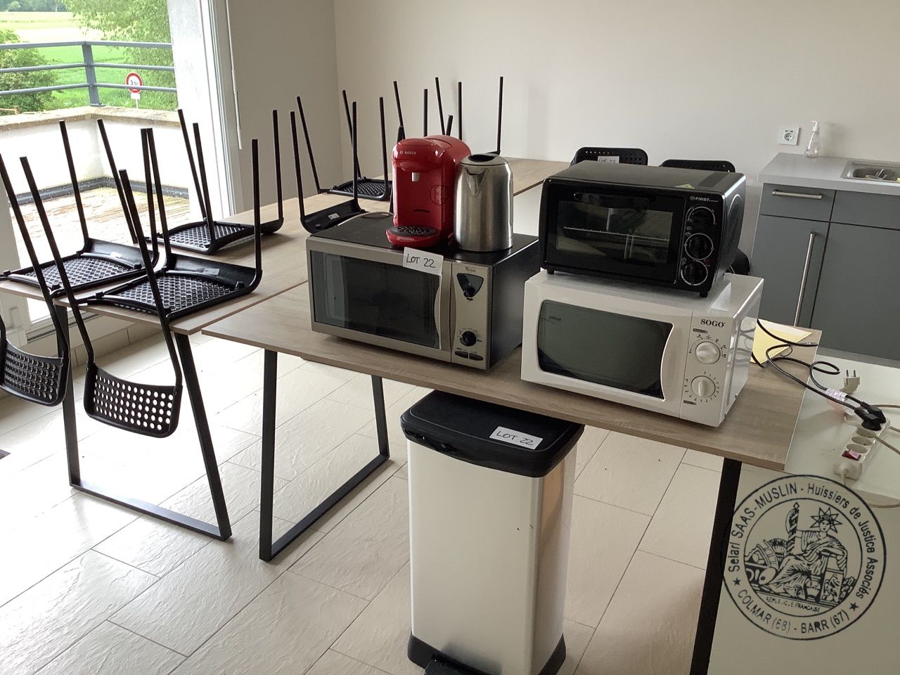Null 22. A small kitchen set including an eat-in table, a Delonghi coffee maker,&hellip;