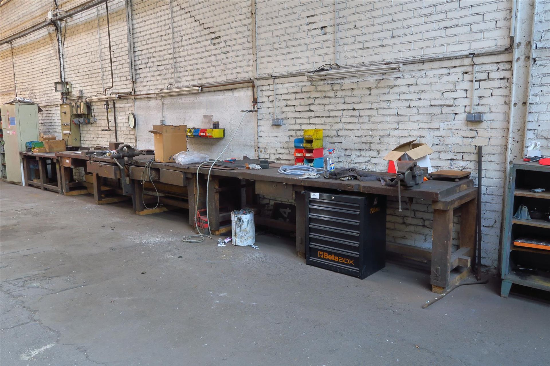 Null Lot including 6 wood and metal workbenches with 3 vices, high metal cabinet&hellip;