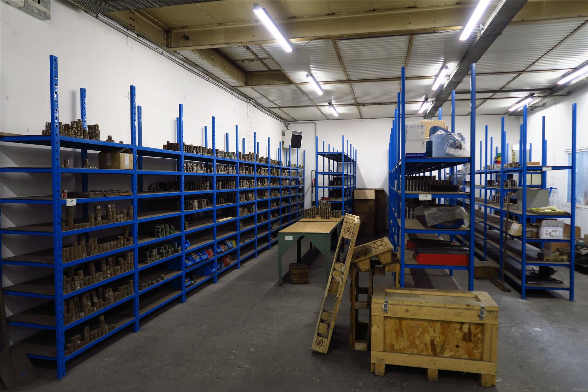 Null Large lot of dies with about 30 m of metal shelving