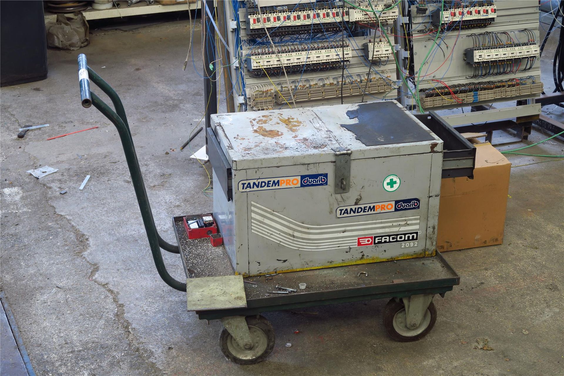 Null FACOM trolley with contents mounted on a mobile cart