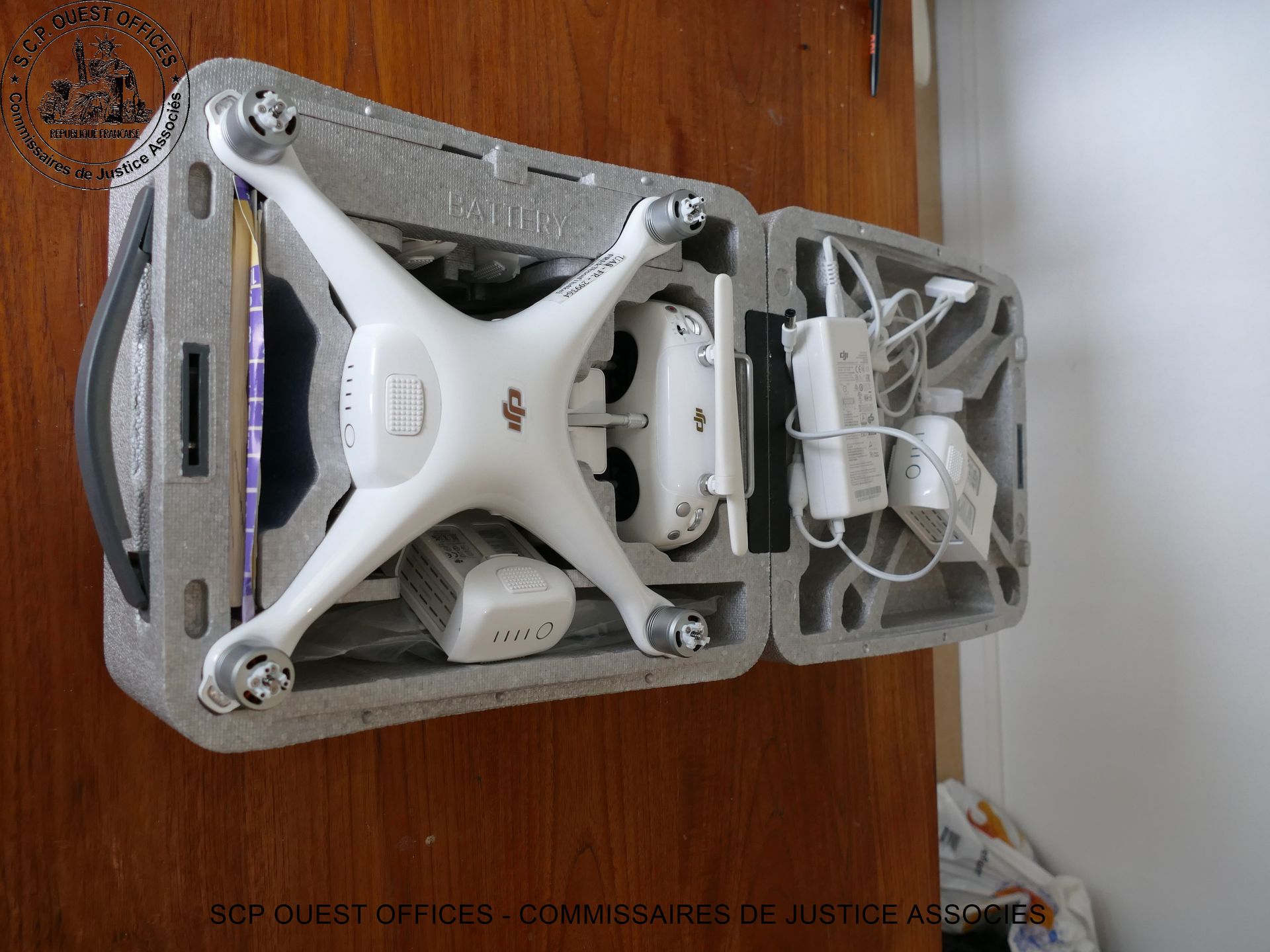 Null Un drone de marque «DJI» modèle «Phantom 4 Pro V2.0 (P)» avec caméra + char&hellip;